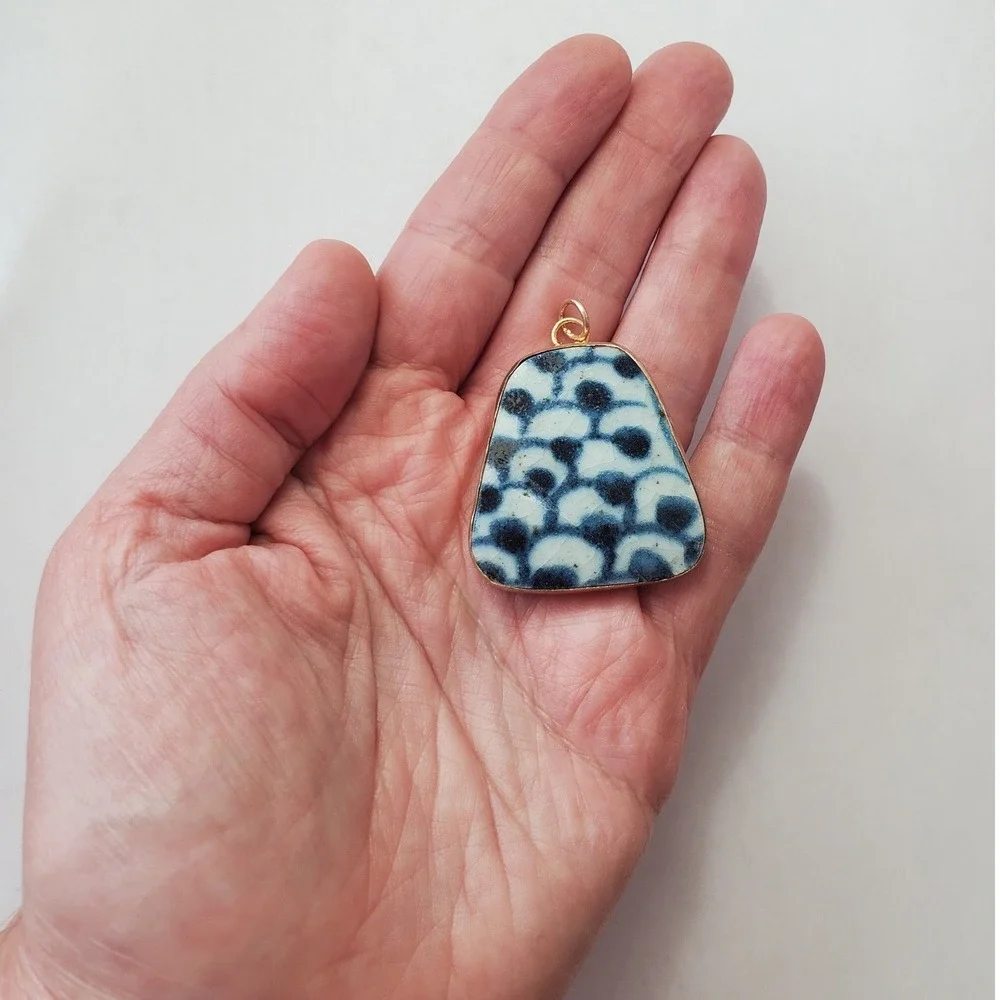 Vintage Repurposed Blue & White Pottery Shard Jewelry Pendant‎ Ming Chinoiserie